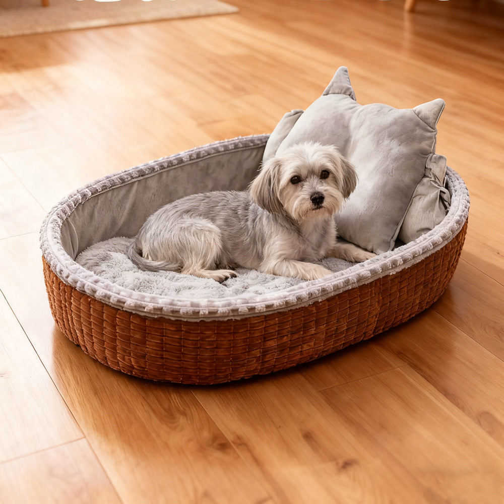 Petit chien installé dans un panier cosy et chaud